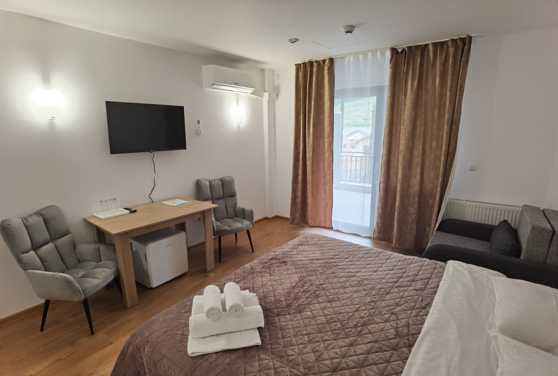 Camere confortabile pentru odihnă și relaxare