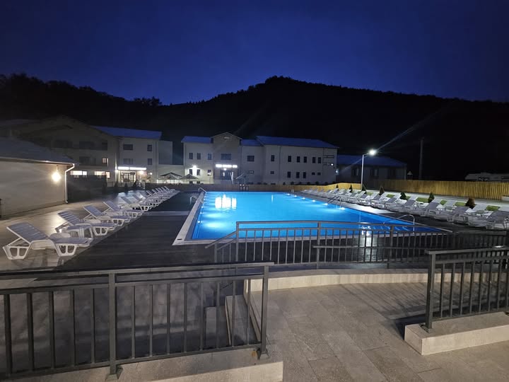 Dacă se anunță o vară fierbinte, o seară petrecută în piscina exterioară este remediul perfect.